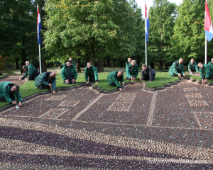 Keukenhof planting bulbs tulipsinholland.com 12